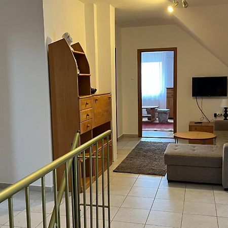 Boezsi Apartman Шарвар Экстерьер фото